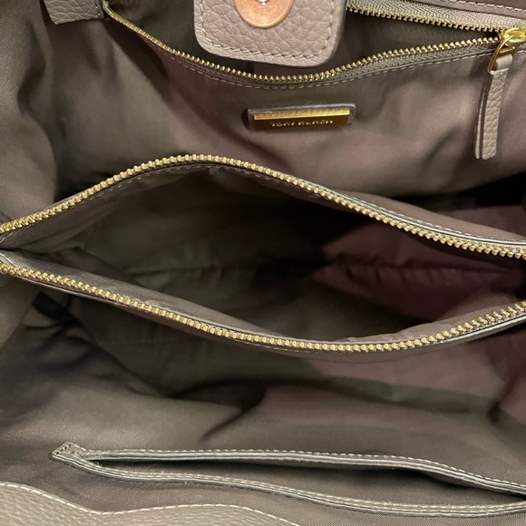 ✨Tory Burch McGraw Triple Compartment Purse ✨ - Picture 7 of 14